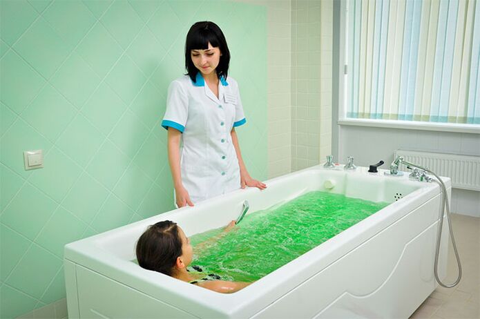 Ein therapeutisches Bad zu nehmen ist ein wirksames Verfahren bei der Behandlung von Arthrose