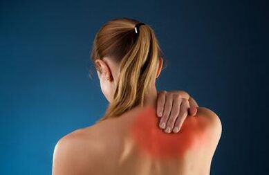 Rückenschmerzen in den Schulterblättern einer Frau. 