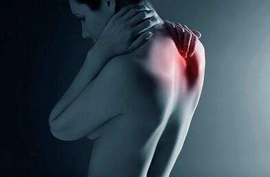 Schmerzen zwischen den Schulterblättern, deren Ursache in den Pathologien der Wirbelsäule liegt. 