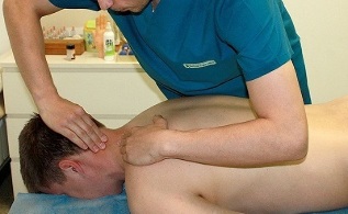 Massage der Halswirbelsäule mit Osteochondrose