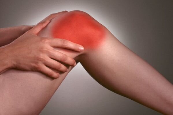 Knie-Selbstmassage bei Gelenkschmerzen während der Schwangerschaft.