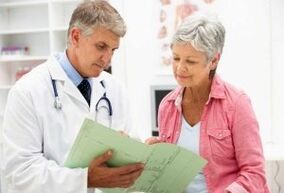 Eine Frau mit Arthritis in einem Termin mit dem Arzt